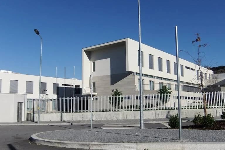 Fachada da Escola da Ponte, em Portugal. Créditos: Divulgação.