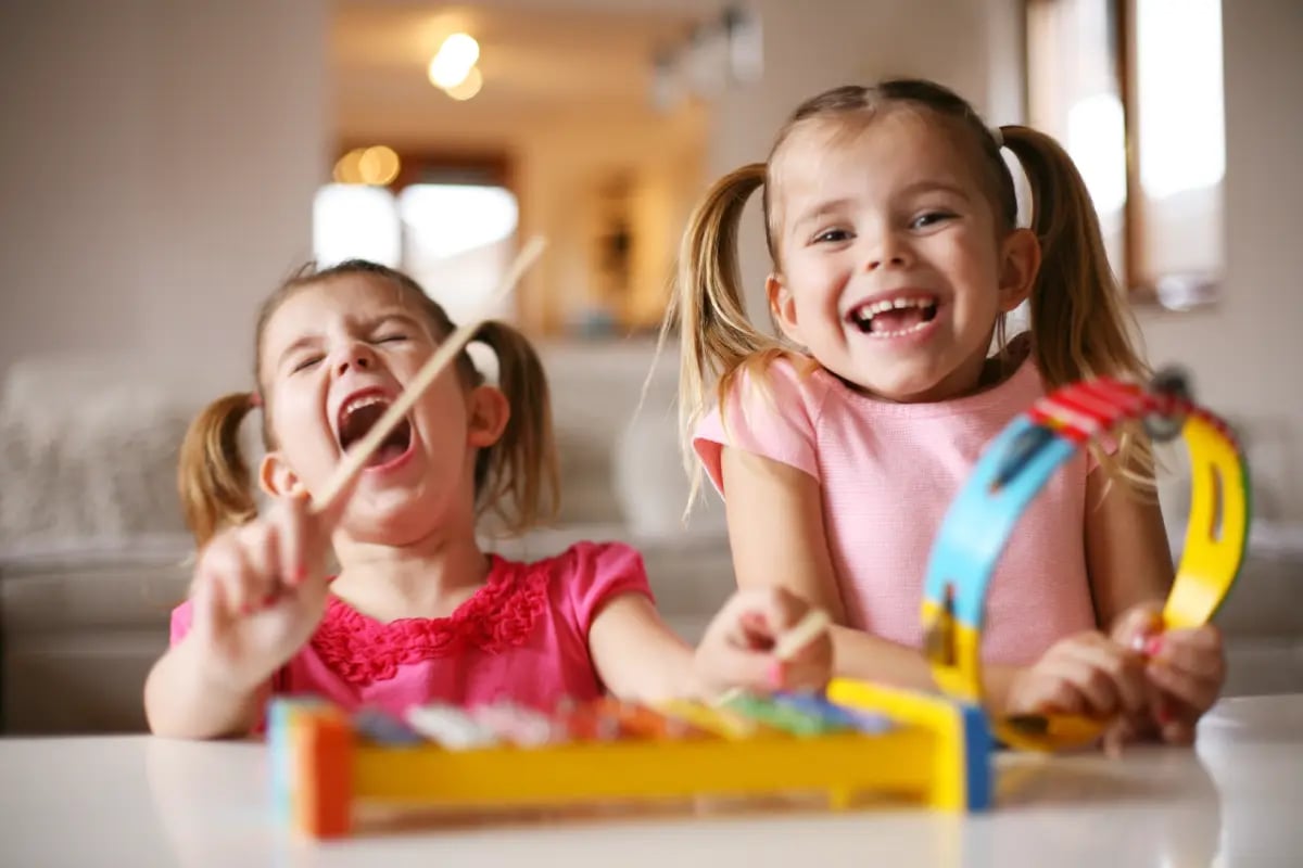 Importância musicalização na educação infantil - crianças tocando instrumentos